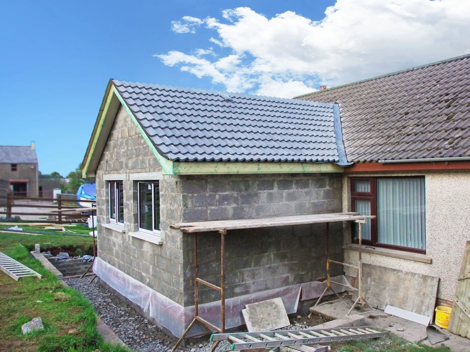 Chantier de construction résidentielle en phase de gros œuvre
