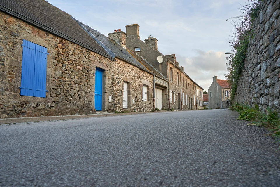 Chantier de construction résidentielle avec maisons individuelles en cours d'édification